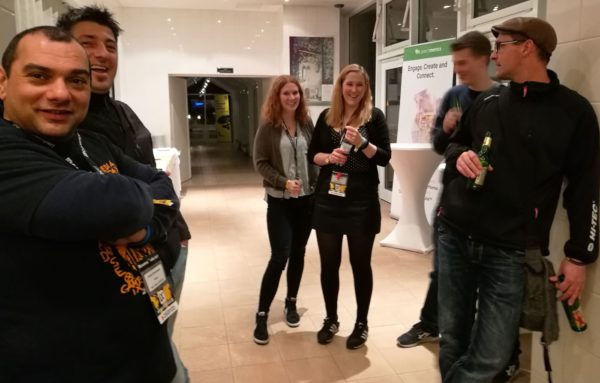 Warten auf das Öffnen der Party-Tore