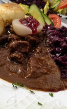 WildsauSEO als Gulasch mit Klößen und Rotkraut